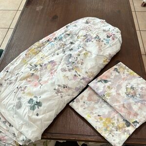 Like New Pottery Barn Kinsley Floral King Duvet